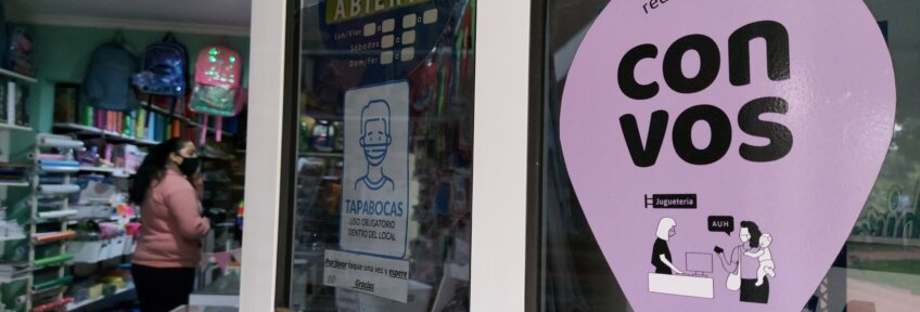 The sign on the store_s door let neighbours know where to get help with digital procedures and errands during pandemic - Program_s pilot in Concepción del Uruguay, Entre Ríos.